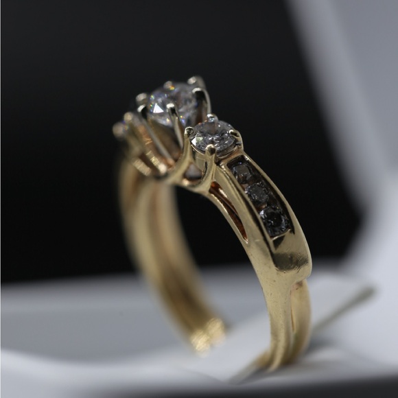 Elegant Gold and Diamond Ring - Picture 3 of 9